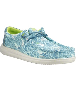 Drehen Sie die Hitze auf. Der Wally H2O Tropical beginnt mit Nylon, Fischprint-Mustern und fügt dann perforierte Einlegesohlen mit einer bedruckten Einlegesohle und leichten Laufsohlen für ein luftiges Gefühl bei jeder Temperatur hinzu.
