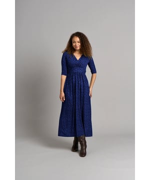 Divertido, coqueto y fluido: Este vestido está hecho para los espíritus libres. Hecho de tela ligera y sostenible, este vestido maxi es ultraversátil y perfecto para cualquier ocasión. El hermoso estampado, el corte imperio y la silueta fluida trabajan juntos para realzar la sensación de comodidad del vestido. Úsalo con tacones para tu próxima fiesta o combínalo con botas para un estilo relajado de otoño-invierno. También disponible en verde, rosa y gris.

Largo, fluido, estampado de moda.

95 % Poliéster, 5 % Elastano

Lavado a máquina a 40°