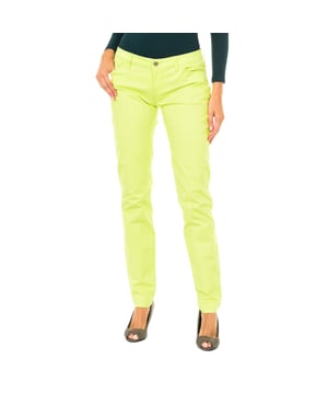 Lange jeansbroek.
 Tailleband met riemlussen.
 Knoop- en ritssluiting aan de voorkant.
 Drie zakken aan de voorkant.
 Twee zakken op de achterkant, met het metalen logo.
 Patch met de merknaam op de achterkant van de tailleband.
 Elastische stof.
 Smal model.
 Naden in toon zichtbaar.
 Samenstelling: 98% Katoen, 2% Elastaan
 Onderhoud:
- Maximaal wassen op 30ºC.
 - Strijken op gemiddelde temperatuur, max. 110ºC.
 - Kan in de droger.
 - Geen bleekmiddel gebruiken.
 - Kan niet chemisch gereinigd worden.