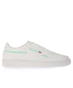 Dames Reebok Classics Club C 85 Vegan Trainers in wit.- Bovenwerk van textiel.- Vetersluiting.- Panelled design.- Archieflogo en vensterdoos. - Zijstreep details. - Logo patch aan de zijkant. - Logo op de tong.- Geperforeerde toebox.- Ronde teen.- Platte rubberen zool.- Ref.: 100033094