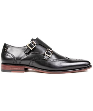 Aquellos que buscan un zapato elegante, de alta gama y con un toque vanguardista, no necesitan buscar más. Los zapatos Simon Carter Spaniel Monk en negro son unos zapatos sin cordones de lujo para hombre con materiales de primera calidad y un diseño clásico con un toque moderno. Con detalles brogue, marca Simon Carter y forro y plantilla de cuero. Este diseño exclusivo garantiza que destacarás entre la multitud, dondequiera que vayas.