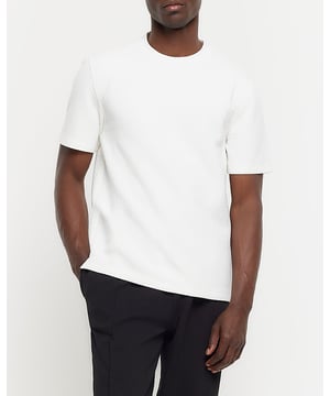 Slim fit, Quilted, Embroidered detail, Crew neckline, Short sleeves