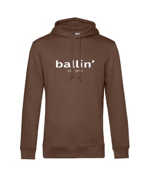 Sudadera con capucha para hombre de la marca Ballin Est. 2013. Las sudaderas con capucha de Ballin Est. 2013 están hechas de 80% algodón orgánico y 20% algodón de poliéster reciclado, y tienen un corte regular. El suave algodón proporciona una gran comodidad.  Nombre del modelo: Basic HoodieCategoría: sudadera con capucha para hombreMateriales: algodón orgánico, poliéster recicladoColor: marrón moca