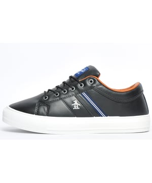 Luce un estilo clásico casual con estas zapatillas Max de la icónica marca de ropa para hombre Penguin Original. Las Penguin Original Max son unas zapatillas deportivas refinadas para el día a día que marcan tendencia y están repletas de un auténtico estilo retro. Las Penguin Original Max son una opción versátil para la nueva temporada y aportan un look inspirado en la herencia a tus conjuntos informales. Confeccionadas con una parte superior sintética de tacto suave similar al cuero y adornadas en los laterales con detalles de rayas y la marca Penguin, estas zapatillas tienen un diseño atractivo para la calle a un precio muy asequible. La marca Penguin Original también aparece en la lengüeta para rematar esta fantástica zapatilla deportiva urbana que es una gran adición a la selección de zapatillas de cualquier hombre con estilo que busque elevar su look informal.
 - Parte superior sintética de tacto suave similar al cuero
 - Talón y tobillo acolchados
 - Sistema de cordones de 6 agujeros
 - Suela vul envolvente de estilo vintage
 - Suela de goma duradera
 - Logotipo de Original Penguin en toda la suela