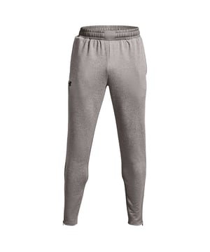 Los pantalones de chándal Under Armour Terry Gris para hombre son un complemento cómodo y versátil para tu vestuario deportivo e informal. Estos pantalones de chándal están diseñados para proporcionar comodidad y estilo, por lo que son adecuados para una amplia gama de actividades y el uso diario.

Características principales:

 Tejido de rizo de primera calidad:  Confeccionados con tejido de rizo de alta calidad, estos pantalones de chándal ofrecen un tacto suave y cómodo contra la piel, al tiempo que garantizan durabilidad y longevidad.

 Color gris: El color gris proporciona un aspecto clásico y versátil, por lo que es fácil de combinar con varios tops y zapatos.

 Cintura elástica:  La cintura elástica con cordón ajustable ofrece un ajuste seguro y personalizable, garantizando la comodidad durante los entrenamientos y actividades.

 Diseño de pierna cónica:  Estos pantalones de chándal presentan un diseño de pernera cónica que proporciona una silueta moderna y atlética a la vez que permite una gran facilidad de movimiento.

 Puños de canalé:  Los puños acanalados añaden un toque deportivo al diseño de los pantalones a la vez que garantizan un ajuste seguro alrededor de los tobillos.

 Tecnología de evacuación de la humedad:  La tecnología de Under Armour que absorbe la humedad expulsa eficazmente el sudor y la humedad de la piel, ayudándote a mantenerte seco y cómodo durante los entrenamientos o en el día a día.

 Bolsillos laterales:  Dos bolsillos laterales proporcionan un almacenamiento conveniente para sus elementos esenciales o un lugar para mantener las manos calientes.

Mejora tu colección de ropa deportiva con los pantalones de chándal Under Armour Terry Gris para hombre. Con su combinación de materiales de primera calidad, diseño moderno y características funcionales, estos pantalones de chándal son una opción fiable para aquellos que valoran tanto la comodidad como el estilo. Tanto si persigues objetivos de fitness como si simplemente buscas unos pantalones cómodos y a la moda para el día a día, estos pantalones de chándal Terry son una opción versátil.