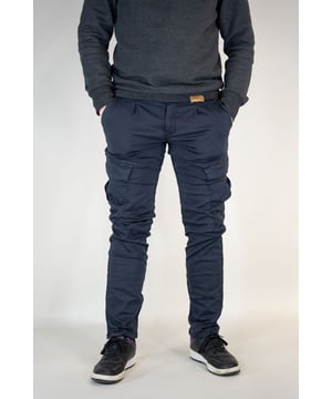 Diese Non-Denim Hose in Slim-Fit-Form hat einen mittelhohen Bund und zwei aufgesetzte Cargotaschen an den Oberschenkeln. Erhältlich in den Farben Braun, Navy und Sand.