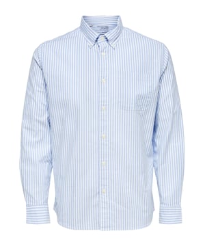 Het Selected Homme overhemd is een elegant en veelzijdig kledingstuk voor de moderne heer. Het heeft een stijlvolle button-down kraag en een praktische doorlopende knoopsluiting. Een opgestikte borstzak biedt extra opbergruimte en benadrukt het klassieke ontwerp. Dankzij de knoopmanchetten en de regelmatige snit biedt het overhemd een hoog draagcomfort en een perfecte pasvorm. De afgeronde zoom rondt het aantrekkelijke uiterlijk af. Gemaakt van hoogwaardige materialen is dit overhemd ideaal voor bijna elke gelegenheid - professioneel onder een colbert of casual in je vrije tijd.