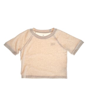 Esta camiseta de manga corta para niñas ofrece un diseño juvenil con un corte recto y calce holgado, ideal para un estilo relajado y cómodo. 

Con una longitud que llega justo por encima de las caderas, está confeccionada en un tejido suave y elastizado que garantiza libertad de movimiento. 

Presenta un cuello redondo clásico y el logotipo de Gap en el pecho, lo que le añade un toque moderno y casual, perfecta para el día a día.
 Composición: 77% Algodón, 23% Poliéster
 Cuidados:
- Lavar a máquina en agua fría  y ciclo delicado.
- Usar detergentes suaves.
- Usar secadora a baja temperatura.
- Planchar a bajas temperaturas.
- No lavar en seco.
