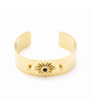 Onyx Nepai armband afgewerkt met 18K geel goud. Boho-stijl is een vrijgevochten esthetiek die verschillende culturen en artistieke expressies mengt in een eclectische stijl met de nadruk op organische elementen en de natuur.