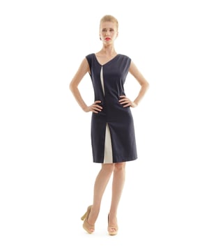 Ärmelloses Kleid mit Kontrastfalten von Conquista Fashion. Unser Model ist 176cm groß und trägt Größe 36/S. Das Kleid ist vollständig gefüttert. Hergestellt in Griechenland.