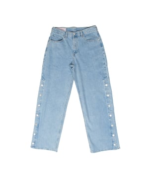Deze jeans met wijde pijpen valt op door het losse en ontspannen ontwerp en biedt comfort en een moderne stijl.

 Met knopen aan de zijkant langs de pijpen kun je openingen maken vanaf de enkel, wat een opvallende en veelzijdige touch geeft aan de look.

 De losse pasvorm van taille tot enkels, samen met het klassieke five-pocket ontwerp, maakt het een perfect kledingstuk voor wie op zoek is naar een jeugdige en eigentijdse stijl.

 Deze jeans combineert comfort en trend en biedt een casual look met persoonlijkheid.
 Samenstelling: 99% Katoen, 1% Elastaan
 Onderhoud:
- Machinewas koud.
 - Gebruik gelijkaardige kleuren in de was.
 - Vermijd het gebruik van bleekmiddelen.
 - Drogen op lage temperatuur in de droger.
 - Strijken op lage temperatuur.
 - Niet chemisch reinigen.