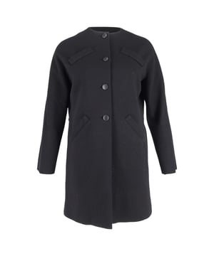 VINTAGE, NEUPREIS WIE NEU  
Der Balenciaga 60er-Jahre Archivmantel aus schwarzer Schurwolle strahlt zeitlose Eleganz aus. Aus luxuriöser Schurwolle gefertigt, besticht dieser knielange Mantel durch ein kragenloses Design, das seiner klassischen Silhouette einen modernen Touch verleiht. Mit seinen praktischen Taschen und dem Knopfverschluss kombiniert er Funktionalität mit Stil und ist eine vielseitige und schicke Ergänzung für jede Garderobe.

Balenciaga 60er-Jahre Archivmantel aus schwarzer Schurwolle  
Zustand: Ausgezeichnet  
Abnutzungsspuren: Kein Etikett des Einzelhandels, aber Markenetikett vorhanden. Keine sichtbaren Abnutzungsspuren.  
Verpackung: Keine  
Farbe: schwarz  
Material: Wolle  
Größe: EU | 36 / S / US6  
Maße: Länge: 880; Brust: 450  
SKU: NAPPUGBCL422325W