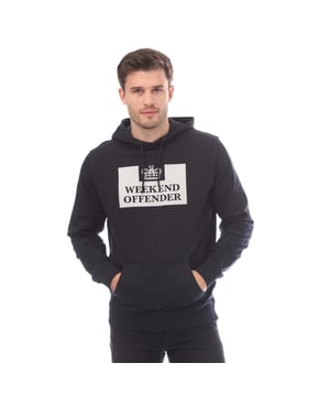 Heren Weekend Offender Garrison Logo Hoody in marineblauw.- Hals met capuchon.- Lange mouwen.- Kangoeroezak.- Ribgebreide manchetten en zoom.- Groot Weekend Offender-logo op de borst.- Normale pasvorm.- 100% katoen. - Ref: WOSHD501NS