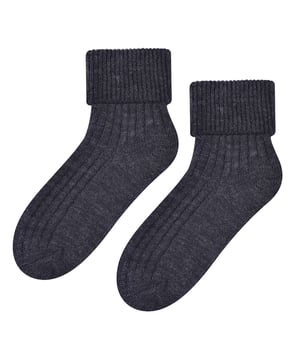 Estos calcetines de lana para mujer son la personificación del lujo. Fabricados con fibras de lana, estos calcetines son suaves y delicados, pero lo suficientemente resistentes para durar. Estos calcetines son perfectos para relajarse en el interior o para llevarlos por la casa, la lana tiene propiedades naturales de absorción de la humedad, lo que significa que mantendrán sus pies secos en todas las condiciones. Estos calcetines de lana para dormir mantendrán tus pies cómodos toda la noche y la textura acanalada de la pierna y el pie alivia la presión innecesaria sobre el pie y ayuda a garantizar un ajuste seguro. El puño giratorio te permite elegir la longitud de calcetín que prefieras, así como que se adapten a las botas, lo que significa que puedes usarlos al aire libre. Puedes elegir entre 10 colores: Negro, Magenta, Azul marino, Vino, Crema, Violeta y más, ¡así que hay algo para todo el mundo y para cada conjunto! Tanto si prefieres un negro tradicional como un atrevido magenta, tenemos algo que se adapta a tu estilo. Estos calcetines para mujer están disponibles en 2 tallas: 3-4 UK, 5-7 y están hechos de 70% acrílico y 30% lana. Hay 10 colores para elegir y son totalmente lavables a máquina.
