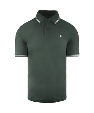 Abróchate el botón y añade un toque deportivo a tus looks con nuestro polo para hombre. Es sencillo y está decorado únicamente con rayas en los brazos y un pequeño logotipo C en el pecho.