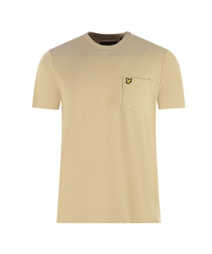 Camiseta beige con logo de la marca y bolsillo en el pecho de Lyle & Scott. Camiseta beige con logo en el pecho de Lyle & Scott. Esta camiseta atemporal de Lyle & Scott es esencial para cualquier guardarropa. Confeccionada con algodón suave y duradero, esta pieza presenta un diseño de logotipo en el pecho para un acabado clásico. ¡Eleva tu estilo con este clásico atemporal! Cuello redondo, manga corta. 100% algodón. Ajuste regular, se ajusta a la talla real. Estilo: TS1485V W122