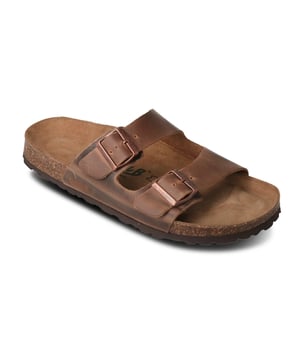 Erleben Sie ultimativen Sommerkomfort mit diesen stilvollen Herren-Sandalen! Das leichte Design macht sie perfekt für heiße Tage. Die Spaltlederriemen verleihen den Sandalen eine hochwertige Optik und gewährleisten Langlebigkeit. Zwei verstellbare Riemen mit Dornenschließen sorgen für eine individuelle Passform und sicheren Halt. Das anatomisch geformte Korkfußbett passt sich Ihrem Fuß an und bietet ganztägigen Komfort. Ideal für Strandspaziergänge, Stadtbummel oder entspannte Ausflüge. Diese Sandalen sind vielseitig kombinierbar mit Sommerhemden, Shorts oder Jeans. Sie bieten nicht nur hervorragenden Tragekomfort, sondern auch eine stilvolle Ergänzung zu jedem Outfit. Perfekte Begleiter für jeden Anlass. Gönnen Sie Ihren Füßen den Luxus, den sie verdienen!