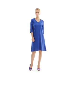 A-Linien-Kleid mit V-Ausschnitt von Conquista Fashion aus nachhaltigem Stretch-Jersey. Unser Model ist 176cm groß und trägt Größe 36/S. Hergestellt in Griechenland.