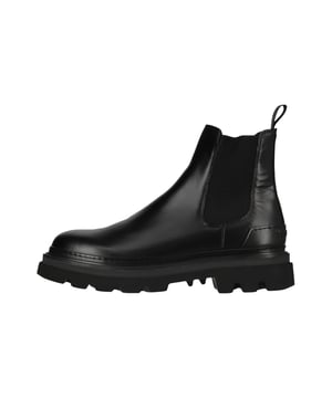 Diese Woolrich Stiefeletten für Herren bieten eine perfekte Kombination aus Stil und Funktionalität. Hergestellt aus hochwertigem Kalbsleder, überzeugen die Stiefeletten durch elastische Einsätze an den Seiten und einen beidseitigen Gummizug für ein müheloses An- und Ausziehen. Die normale Passform sorgt für eine optimale Passgenauigkeit, während die herausnehmbare Innensohle zusätzlichen Komfort und Flexibilität bietet. Diese Stiefeletten sind ideal für den täglichen Einsatz und garantieren dank ihrer durchdachten Materialien und Designs einen hohen Tragekomfort.