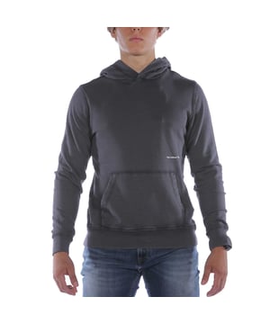 Especificaciones: Sudadera de algodón cepillado con capucha, bolsillo canguro y estampado de PVC aplicado en la parte delantera Corte: Regular La modelo lleva la talla: M Altura del modelo: 180 cm
