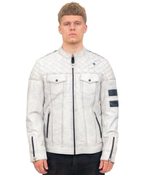 El estilo clásico de motociclista se combina con el diseño contemporáneo en esta chaqueta de carreras. Una cremallera YKK gruesa conduce a un cuello alto corto, con bolsillos con cremallera adicionales en la cintura. Esta chaqueta está acentuada con características abotonadas que incluyen dos bolsillos con solapa funcionales en el pecho y dos botones negros en cada uno de los hombros, así como la ubicación del acolchado en la parte superior del pecho y las mangas. Esta chaqueta aparece en blanco y negro, con cada combinación de colores presentando dos rayas de color en contraste en la manga izquierda, la combinación de colores blanca también está detallada con costuras negras que le dan a la chaqueta una sensación atrevida adicional. • Suave y lujoso cuero de cordero • Dos bolsillos exteriores con solapa y dos bolsillos exteriores con cremallera • Acolchado en la parte superior del pecho y en la parte superior de las mangas, con característica de bolsillo con botón • Puños con cremallera estilo guantelete • Cuello alto corto