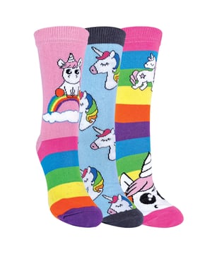 Einhörner! Das legendäre Fabelwesen und äußerst beliebte Tier, das von allen Menschen geliebt wird. Wie könnte man also seine Einhornliebe besser zeigen als mit einem Paar Alltagssocken? Diese Socken in verschiedenen Farben und Stilen sind ein Muss für jeden, der seine Begeisterung für Einhörner zeigen möchte. Vielleicht hast du eine Frau in deinem Leben, die diese Socken lieben würde? Das ist großartig, denn sie wären ein perfektes Geschenk! Sie sind aus weicher und bequemer Baumwolle gefertigt, so dass sie nicht auf Funktion verzichten müssen. Die Socken sind nicht nur mit Einhornmotiven bedruckt, sondern einige der Socken im 3er-Pack haben auch klassische Regenbogen-Streifenmuster, so dass du bei der Wahl deines Outfits für den Tag die Qual der Wahl hast. Die Socken haben eine normale Knöchellänge, kommen im 3er-Pack und haben bunte Farben wie Pink, Lila, Blau und mehr. Sie bestehen aus 74% Baumwolle, 24% Polyester, 2% Elastan, sind in den Größen 4-7 UK erhältlich und können in der Maschine gewaschen werden.