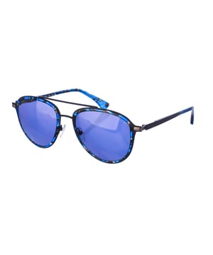 Gafas de sol Armand Basi con montura de acetato y metal.
 Color Habana azul
 Forma ovalada.
 Lentes de color Negro
 Patillas de acetato y metal. 
 Nombre de la marca grabado en la lente.
 100% Protección UV. 
 Incluye una funda de tela de protección.
Cristales antireflejo.
Los colores reales del producto pueden variar ligeramente con respecto a los colores que muestra su monitor.
 
 Medidas  Ancho lente: 56 mm. Puente: 19 mm. Patillas: 145 mm.
 
 Limpiar las gafas con agua y jabón (neutro).
 - No utilice paños sucios o abrasivos, que puedan alterar las características de los filtros.
 - Utilice solo accesorios y repuestos originales.