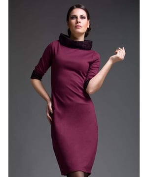 Este vestido está confeccionado en tejido Punto di Roma. Tiene mangas al codo con encaje en los puños y el escote. El vestido es entallado y está forrado.