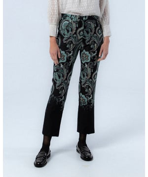 Los Pantalones Lorena Estampado son ideales para una apariencia sofisticada y moderna durante la temporada Otoño Invierno 2024. Con su elegante estampado floral y corte recto, estos pantalones ofrecen comodidad y estilo en uno. Combínalos con una blusa neutra y zapatos de tacón para un look perfecto para el trabajo o eventos formales.
  
  
  
  
  
  Pantalón con bolsillos laterales. 
  
  
  
  Cierre frontal con cremallera. 
  
  Detalle de abalorios bordados en bajo. 
  
  Tejido estampado paisleys.