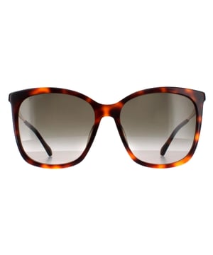 De Jimmy Choo NEREA/G/S 05L HA zonnebril met havana bruin kleurverloop heeft een chique vierkant montuur dat wordt geaccentueerd door glinsterende, glitterende veren. Deze zonnebril biedt een perfecte mix van verfijning en glamour en voegt een vleugje luxe toe aan elke outfit. Met hun unieke ontwerp en aandacht voor detail, verheft de Nerea zonnebril van Jimmy Choo moeiteloos je stijl voor elke gelegenheid.