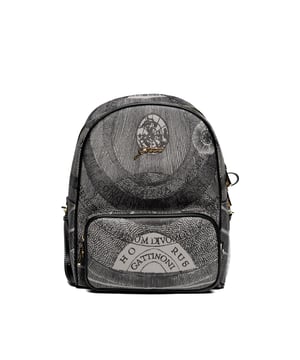 Wikkel jezelf in het mysterie van de kosmos met de Gattinoni Planetarium Rugzak

Met een fascinerende print en levendige kleuren is deze rugzak een uniek en origineel accessoire. Perfect voor wie zich graag onderscheidt van de massa.

Afmetingen: 23,5 x 11 x 32,5 cm