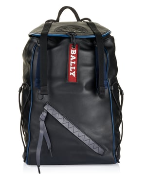 100% piel de vacuno; Mochila Bally; Modelo: 59835323428 F000; Mano de obra de alta calidad; Un compartimento de bolsillo; Un bolsillo frontal con cremallera; hebilla; Correas de hombro ajustables; Cuatro bolsillos interiores, uno con cremallera; Dimensiones (cm): 27,5 x 34 x 15; Detalles del logotipo de Bally.