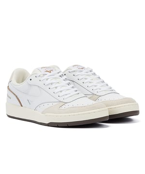 Maak kennis met sneakers gemaakt van eersteklas leer en suède materialen, die stijl en comfort combineren.