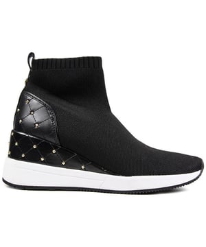 Diese Michael Kors Bootie Skylar Wedge Sock Trainer ist die ultimative in stilvollen Komfort mit, dass zusätzliche Höhe und Glam. Mit einem schwarzen Premium-Obermaterial mit einem auffälligen Design und glitzernden Nieten und Leder-Look Details. Diese Designer-Schuhe haben eine elastische Socke-wie obere und versteckte Keilsohle für einen Stand Out Chic Fashion Look.