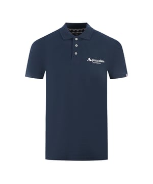 Polo Aquascutum London 1851 azul marino. Experimente el estilo clásico con este polo azul marino con el logotipo de la marca Aquascutum atemporal. Confeccionada con tejidos de primera calidad y con el logotipo de la marca, esta camisa es un elemento esencial en el guardarropa de cualquier persona preocupada por el estilo. Luce y siéntete lo mejor posible con una elegancia atemporal con este polo. Marca bordada en el pecho izquierdo, marca impresa grande en la espalda, polo azul marino Aquascutum London 1851. 100% algodón, Regular Fit, Se ajusta a la talla real, Logo de la marca en el centro de la espalda, Cierre con botones, Logo Union Jack. Detalle de cuadros debajo del botón, manga corta, cuello. Código de estilo: P01423 85