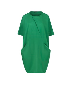Este vestido verde está confeccionado en tejido Punto di Roma. Es sin mangas y tiene escote redondo. Hay un gran pliegue que comienza justo debajo del escote y bolsillos laterales con detalles de piel sintética en el interior. El vestido tiene una silueta de murciélago que comienza en los hombros.
