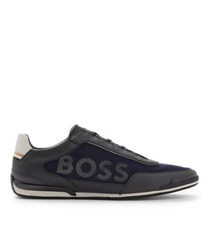 Heren BOSS Saturn Slip On Trainers in donkerblauw.- Slip-on sluiting.- Signature-stripe tape en een groot BOSS logo.- De tong en backtab zijn gedetailleerd met verdere branding.- Bovenmateriaal: 100% Polyurethaan 50% Katoen 100% Polyurethaan 50% Viscose Zool: 80% Rubber 20% Thermoplastisch polyurethaan Binnenzool: 100% Polyester Binnenzool: 50% Katoen 50% Viscose.- Ref: 50480087401