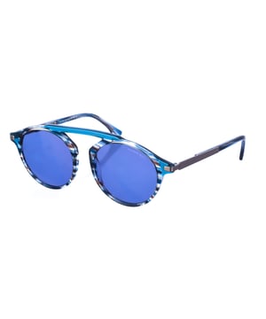 Gafas de sol Armand Basi con montura de acetato.
 Color Azul-multicolor
 Forma ovalada.
 Lentes de color Azul
 Patillas metalicas y acabado en acetato.
  Nombre de la marca grabado en la lente.
 100% Protección UV. 
 Incluye una funda de tela de protección.
Los colores reales del producto pueden variar ligeramente con respecto a los colores que muestra su monitor.
 
 Medidas  Ancho lente: 52 mm. Puente: 21 mm. Patillas: 145 mm.
 
 Limpiar las gafas con agua y jabón (neutro).
 - No utilice paños sucios o abrasivos, que puedan alterar las características de los filtros.
 - Utilice solo accesorios y repuestos originales.