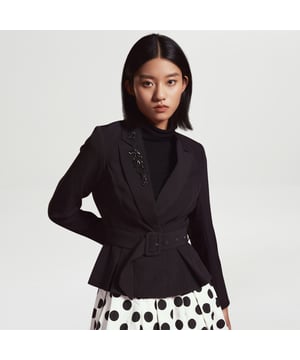 Een snit die elegant het silhouet benadrukt; Gebrachte taille, volume wijdde met twee grote plooien op de staart voor en achter, brede toegevoegde riem. Een tijdloos stuk om gemakkelijk te associëren met leggins, rokken of broeken. Borduurwerk op de rechter kraagrapel.
 
 Productdetails:
 • Formulier: kleermaker, gemonteerd
 • Lengte: 58 cm
 • Geklassing
 • Lange mouwen
 • Dubbele snaps in het midden van de voorkant
 • Toegevoegde riem