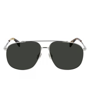 Gafas de sol LNV110S con montura de metal.

Forma y diseño:
- Estas gafas Lanvin tienen una silueta de aviador.

Material de la montura:
- La montura de estas gafas está fabricada en metal.
- El uso de metal proporciona durabilidad y ligereza a la montura.
- Esto hace que las gafas sean resistentes y cómodas de llevar.

Patillas metálicas:
- Las patillas también están hechas de metal, a juego con el material de la montura.
- El metal en las patillas agrega solidez y estabilidad a la estructura de las gafas.

Detalles de la marca:
- Grabado de la marca Lanvin en las patillas.
- Estos elementos de diseño ayudan a identificar claramente el modelo como parte de la colección de gafas Lanvin.

Lentes:
- Los lentes son de alta calidad.
- Estos lentes proporcionan una excelente protección UV y una visión nítida y clara.
 Medidas: Ancho lente: 60 mm. Puente: 14 mm. Patillas: 145 mm.
 Composición: Metal
 Cuidados:
Utiliza un paño de microfibra suave y limpio para limpiar tus gafas de sol. Este tipo de paño no rayará los lentes.
Evita usar productos de limpieza abrasivos, detergentes, alcohol o acetona, ya que pueden dañar los lentes y los tratamientos antirrefleja
