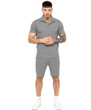 El conjunto de chándal con camiseta polo Enzo Milano está confeccionado con tela de alta calidad, con un dobladillo recto y un cuello abierto para una apariencia refinada. Combinado con los versátiles pantalones cortos stretch Enzo para hombres, el conjunto ofrece comodidad y conveniencia con dos bolsillos laterales, dos bolsillos traseros con ribete, una cintura elástica con cordón ajustable y un detalle de costura delantera.