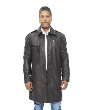 We hebben schouderepauletten met knopen toegevoegd om deze trenchcoat een onderscheidende militaire uitstraling te geven, in overeenstemming met zijn erfenis als populair jasje onder soldaten in de Eerste Wereldoorlog. De voorkant van de jas is voorzien van een traditionele knoopsluiting tot aan de taille, waardoor er meer bewegingsvrijheid is, wat wordt ondersteund door een centrale ventilatieopening aan de achterkant van de jas. De kraag van deze jas heeft een klassieke overhemdstijl en we hebben een verticale ritssluiting op de borst van het jasje en een groot paneel met knopen op de rechterschouder voor extra karakter aan dit retro-stuk. • 100% eersteklas, ultrazacht nappaleer • Verticale zak met ritssluiting op de borst • Manchetten met rits en ventilatieopening aan de achterkant voor extra comfort • Voorzien van een klassieke overhemdkraag en schouderepauletten • Verkrijgbaar in onze premium zwarte en bruine kleuren