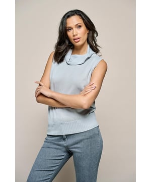 Een must-have voor je kledingkast! Deze licht gebreide damestop is perfect voor elke outfit. Met het unieke colkraagje heeft de top net dat beetje extra flair. De mouwloze top heeft een losse col en subtiele gehaakte details. Het grijze topje heeft een rechte pasvorm en valt op de heupen. Combineer de grijze top met een grijze pantalon en blazer voor een professionele uitstraling, of draag de top op een mooie zwierige rok voor een feestelijke look. Kortom, een veelzijdig kledingstuk…!