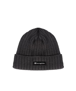 La gorra se distingue por un detalle de moda en forma de vuelta en el borde, que añade un toque de desenfado y combina perfectamente con estilismos casuales.

Una discreta pero clara etiqueta con el nombre de la marca en la parte delantera es una especie de tarjeta de presentación, que demuestra la originalidad y el prestigio del producto.

Hecha de tejido de alta calidad, garantiza no sólo una apariencia excepcional, sino también comodidad al usarla gracias a la suavidad y durabilidad del material, que durará muchos años.
