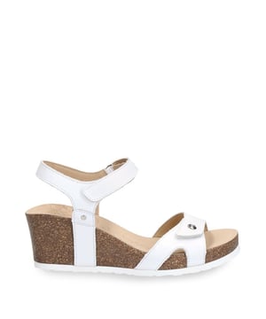Wir stellen Ihnen die Panama Jack Julia B17 Keilsandalen aus weißem Leder vor, bei denen Stil auf Komfort für die moderne Frau trifft. Diese mit exquisiten Details und hochwertigen Materialien gefertigten Sandalen sind die perfekte Mischung aus Eleganz und Funktionalität. Erleben Sie Eleganz mit dem Klettverschluss und der Konstruktion aus weiß geöltem Nappaleder, die eine sichere und verstellbare Passform mit zeitloser Ausstrahlung bietet. Erleben Sie luxuriösen Komfort mit Lederfutter und anatomischer Innensohle, die Polsterung und Halt für ganztägiges Tragen bietet. Werten Sie Ihren Look mit dem 6 cm hohen Keilabsatz auf, der für mehr Höhe sorgt, ohne Kompromisse bei der Stabilität einzugehen. Dank der leichten, flexiblen, starken und rutschfesten EVA-Gummisohle, die für Traktion und Haltbarkeit sorgt, navigieren Sie sicher auf jedem Untergrund. Diese in Spanien hergestellten Sandalen zeugen von hochwertiger Handwerkskunst und Liebe zum Detail für langanhaltenden Tragekomfort. Aufzählungspunkte: Klettverschluss für einfache Anpassung. Weiß geölte Nappalederkonstruktion für Haltbarkeit und Stil. Lederfutter für zusätzlichen Komfort. Anatomische Innensohle für verbesserten Halt. Leichte, flexible, starke und rutschfeste EVA-Gummisohle für Stabilität und Traktion