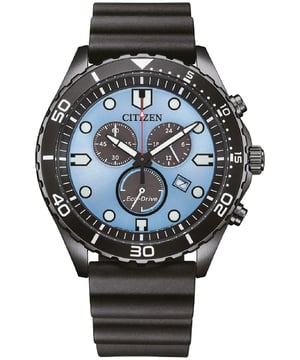 Diese Citizen Of Sporty Aqua Chronograph Uhr für Männer ist das perfekte Zeitstück, um getragen zu werden oder als Geschenk. Das schwarze 43 mm runde Gehäuse kombiniert mit dem bequemen schwarzen Gummi-Uhrenarmband sorgt dafür, dass Sie dieses atemberaubende Zeitstück ohne Kompromisse genießen können. Angetrieben von einem hochqualitativen Eco-Drive-Uhrwerk und bis zu 10 bar wasserdicht, wird Ihre Uhr weiterhin ticken. Diese Eco-Drive-Uhren laden sich bei jeder Art von Licht auf, um ewig zu laufen. Diese Eco-Drive-Uhr benötigt keinen Batteriewechsel, kein Aufladen und kein Aufziehen, um den konstanten Betrieb aufrechtzuerhalten. Diese Chronograph-Uhr hat eine Kalenderfunktion: Datum, solarbetrieben, Stoppuhr, 24-Stunden-Anzeige, leuchtende Zeiger und leuchtende Zahlen. Hochwertiges 21 cm langes und 21 mm breites schwarzes Gummiarmband mit einer Schnalle. Gehäusedurchmesser: 43 mm, Gehäusehöhe: 11 mm, Gehäusefarbe: Schwarz und Zifferblattfarbe: Blau.