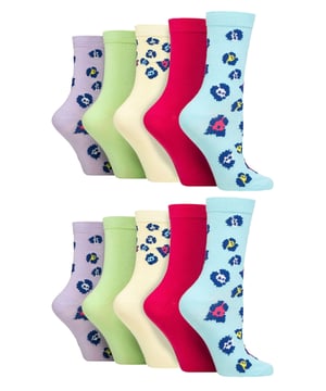 Verfris uw sokkencollectie met een vleugje kleur en plezier door deze bamboesokken met Wildfeet-patroon toe te voegen. In elke verpakking krijg je 10 paar sokken waar voor je geld, zodat je sokkenla nooit saai wordt. Ze zijn ook voorzien van een glad en fijn weefsel, waardoor ze een luxueus gevoel geven op je huid. De bamboerijke mix biedt uitzonderlijke zachtheid en comfort, ze hebben ook een zijdezacht gevoel dat onweerstaanbaar zacht is. Dankzij hun superieure kwaliteit zijn deze sokken perfect voor dagelijks gebruik, zodat je voeten de hele dag soepel en comfortabel blijven. De lichtgewicht, ademende gebreide vezels voeren op natuurlijke wijze vocht af, waardoor je voeten droog en comfortabel blijven. Bovendien helpt de thermoregulerende aard van bamboe om een ​​koele en verfrissende omgeving voor je voeten te behouden, waardoor overmatig zweten en geurtjes worden voorkomen. Extra duurzaam, de tenen en hielen van deze bamboesokken zijn versterkt. Bamboe is ook milieuvriendelijk en duurzaam, en in combinatie met de gerecyclede papieren verpakking voor deze sokken zijn ze een duurzamere keuze voor je collectie. Wild Feet is een assortiment sokken met coole ontwerpen, opvallende kleuren en eigenzinnige slogans - van mopshonden en pinguïns tot leeuwen en lama's! Kies uit een reeks stijlen voor heren en dames, van jurkjes tot sportsokken. Er zijn zelfs enkele sportieve stijlen beschikbaar! Deze sokken zijn verkrijgbaar in 5 patronen: luipaard, bloemen, stippen, regenboog of stippen. Ze zijn verkrijgbaar in één maat: dames 37-42 EU, zijn gemaakt van 70% viscose (van bamboe), 28% polyester, 2% elastaan ​​en zijn wasbaar in de machine.
