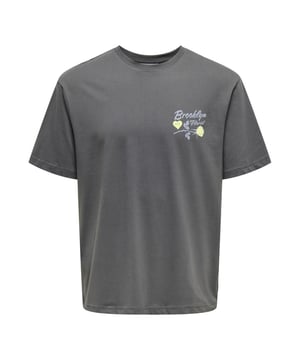 Dieses lockere Kurzarm-T-Shirt besticht durch seinen klassischen Rundhalsausschnitt und einen abgerundeten Saum, der einen lässigen Look unterstreicht. Die weit überschnittenen Schultern sorgen für einen modernen, entspannten Fit. Der kleine Frontprint sowie der große Backprint kombinieren florale Elemente und stilvolle Textelemente, die dem Shirt eine kreative Note verleihen. Ein gewebtes Label ergänzt das Design. Dank des weichen Materials bietet das Shirt hohen Tragekomfort und ist ideal für entspannte Tage.
