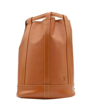 VINTAGE, RRP WIE NEU  
Vintage Tan Epi Leder Rucksack. Ich habe ihn geschenkt bekommen und kenne daher den Originalpreis nicht. In gutem, kaum benutzt Zustand mit Staubbeutel.  
Louis Vuitton Epi Leder  
Farbe: beige  
Zustand: ausgezeichnet  
Gebrauchsspuren: Keine  
SKU: 88916  
Maße: Länge: 25 mm, Breite: 17 mm, Höhe: 38 mm  
Material: Leder  
Louis Vuitton Epi Leder  
Farbe: beige  
Material: Leder  
Zustand: sehr gut  
Gebrauchsspuren: Keine  
SKU: 147093 / NAPBKGBBA088916W  
Maße: Länge: 350 mm, Breite: 140 mm, Höhe: 360 mm  
Größe: Einheitsgröße