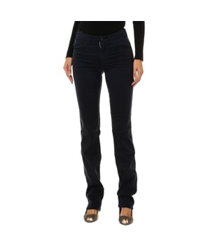 Lange broek.
 Tailleband met riemlussen.
 Rits- en knoopsluiting aan de voorkant.
 Twee zakken aan de voorkant en minizakje.
 Twee zakken op de achterkant met het metalen logo.
 Elastische stof.
 Naden in toon zichtbaar.
 Samenstelling: 78% Lyocell, 20% Katoen, 2% Elastaan
 Onderhoud:
Maximaal wassen op 30ºC.
 - Strijken op gemiddelde temperatuur, max. 110ºC.
 - Je kunt een droger gebruiken.
 - Geen bleekmiddel gebruiken.
 - Kan niet chemisch gereinigd worden.